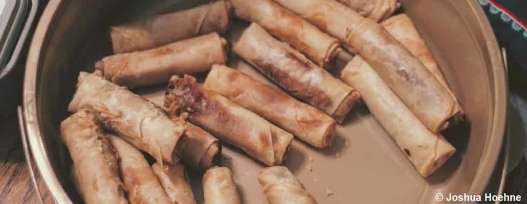 Rouleaux bien dorés dans un saladier