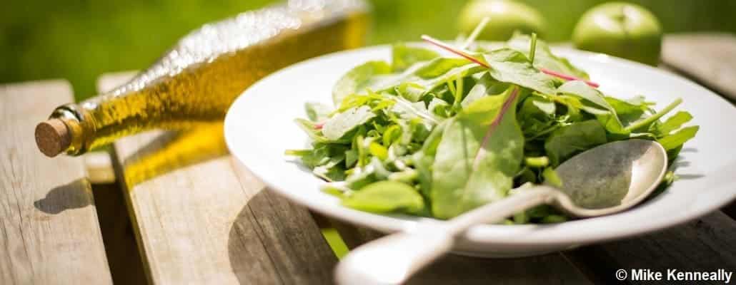 Assiette de mâche et bouteille couchée juste à côté