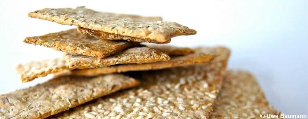 Petits biscuits superposés aux graines de sésame