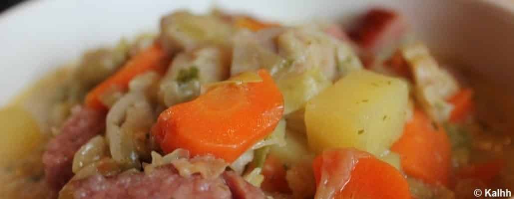 Pot-au-feu de légumes divers dans une assiette