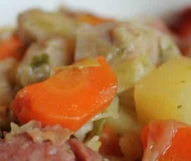 Pot-au-feu de légumes divers dans une assiette