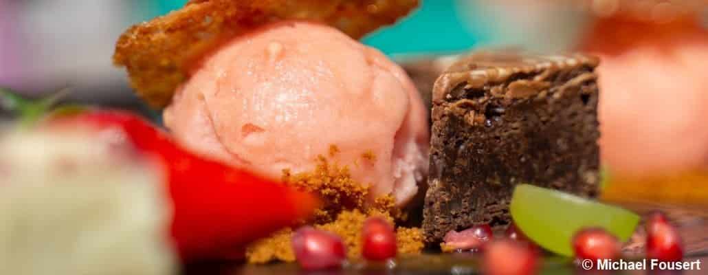 Dessert gourmand dans une assiette : brownie, crème glacée à la fraise