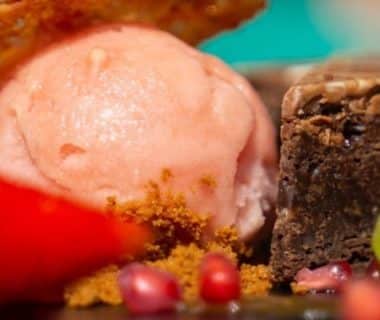 Dessert gourmand dans une assiette : brownie, crème glacée à la fraise