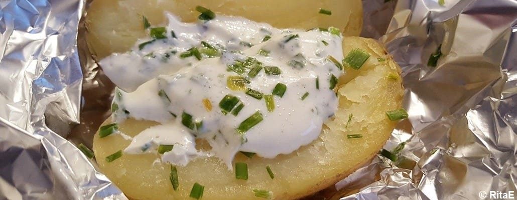 Pomme de terre avec de la crème et de la ciboulette