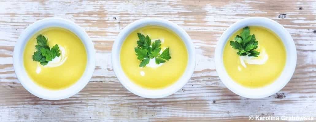 Vue en plongée sur trois bols de soupe aux poireaux et pommes de terre