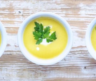 Vue en plongée sur trois bols de soupe aux poireaux et pommes de terre