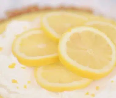 Petite tarte avec des rondelle de citron sur le dessus