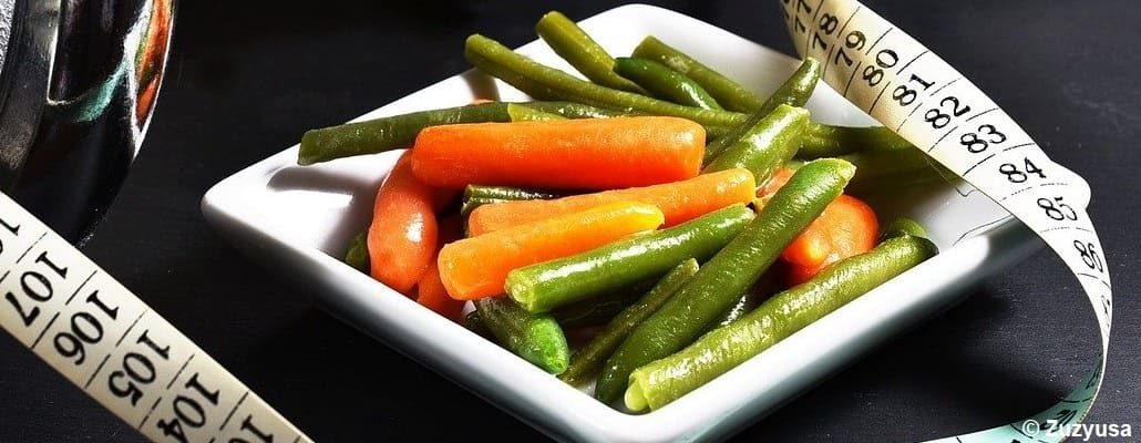 Petite assiette avec des haricots et de la carotte