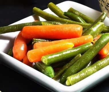 Petite assiette avec des haricots et de la carotte