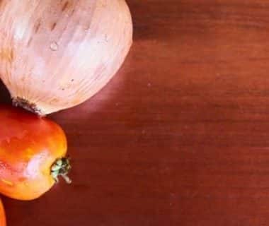 Aubergine, tomates et oignon sur un plan de travail