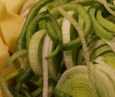 Pommes de terre et poireaux coupés en morceaux