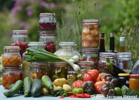 Fruits en bocaux et légumes du jardin