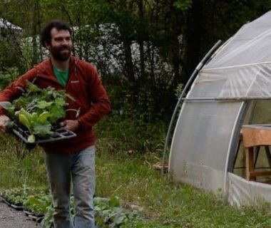 Pascal Aspe qui transporte des plants à côté de la pépinière