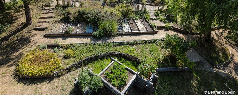 Des arbres, des fleurs, et un potager en hauteur