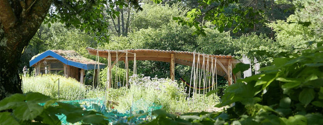 Une pergola dans les jardins du Centre Terre vivante | 4 saisons n°243