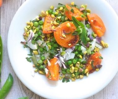 Salade d’abricots rôtis aux petits pois, menthe et pistache