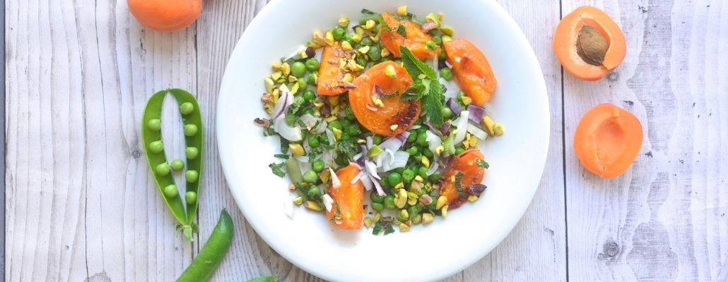 Salade d’abricots rôtis aux petits pois, menthe et pistache