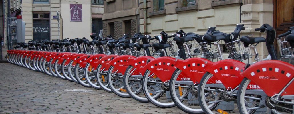 Vélos, trottinettes, voitures, scooters : les transports partagés en expansion en Europe