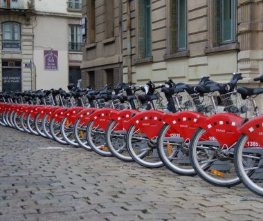 Vélos, trottinettes, voitures, scooters : les transports partagés en expansion en Europe