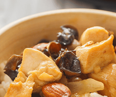 Poulet aux amandes et aux champignons noirs