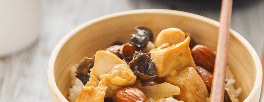 Poulet aux amandes et aux champignons noirs