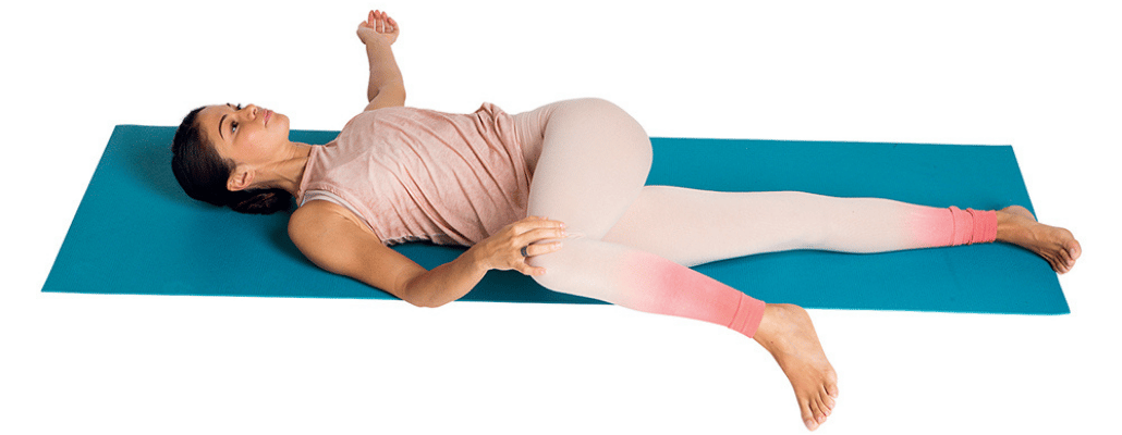 Séquence yoga - La torsion au sol, Supta matsyendrasana
