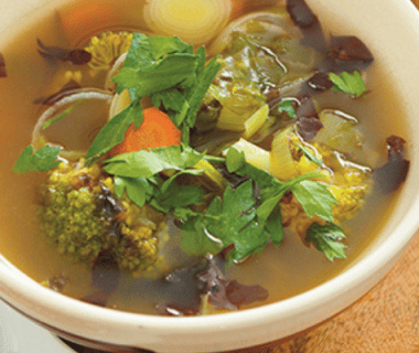 Soupe d’algues au miso et petits légumes