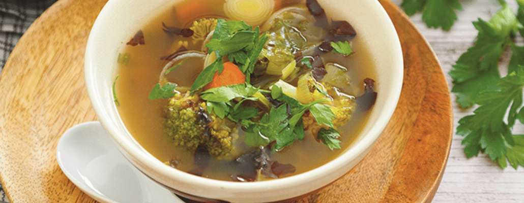 Soupe d’algues au miso et petits légumes