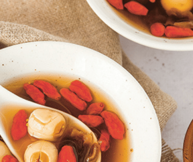 Soupe sucrée aux longanes, graines de lotus et baies de goji
