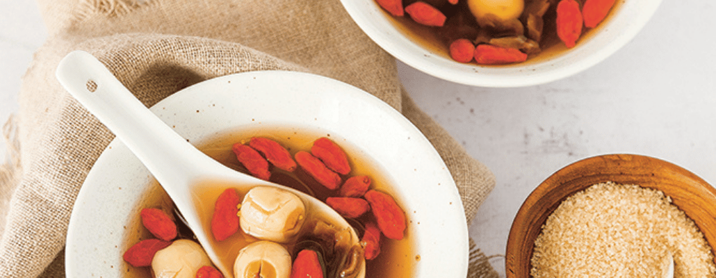 Soupe sucrée aux longanes, graines de lotus et baies de goji