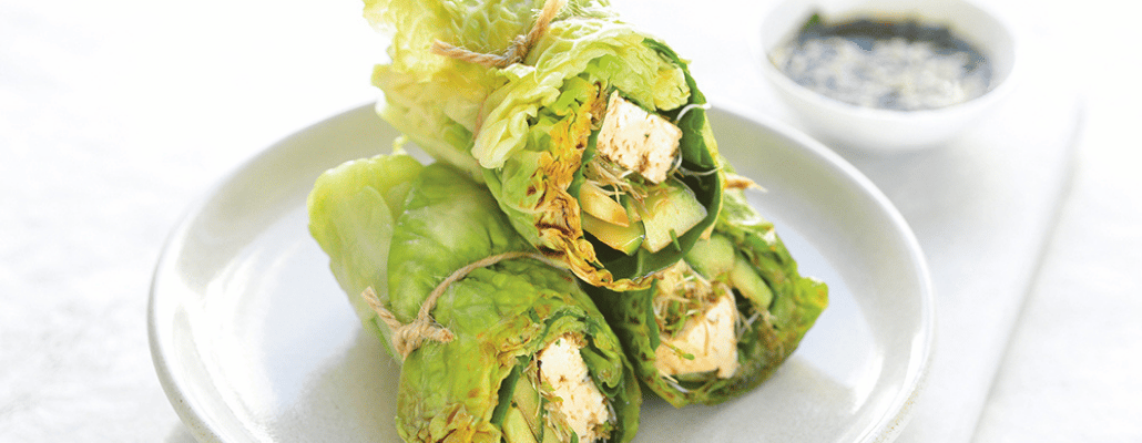 Wrap végétarien aux feuilles de chou et d'épinard